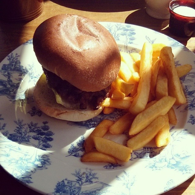 Retro Burger.. I'm into retro, but these plates in a chain pub have me worried!