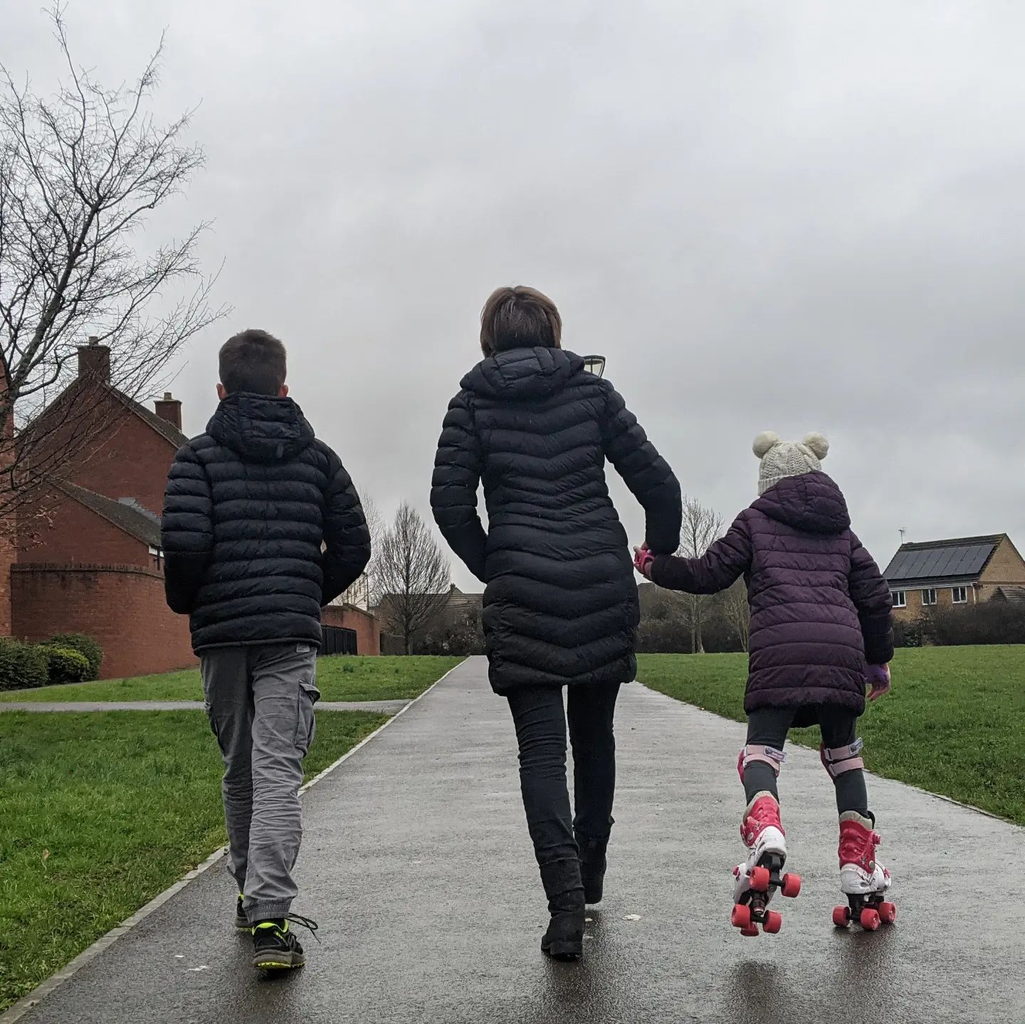 Shall we just attach a kite?#rollerskates #rollerskating #storm #stormfranklin #windy #kite #kitesurfing #familytime